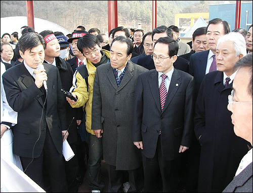 국회 신행정수도후속대책 특위 위원들이 금남초등학교 옥상에서 신행정수도 예정지에 대한 설명을 듣고 있다. 